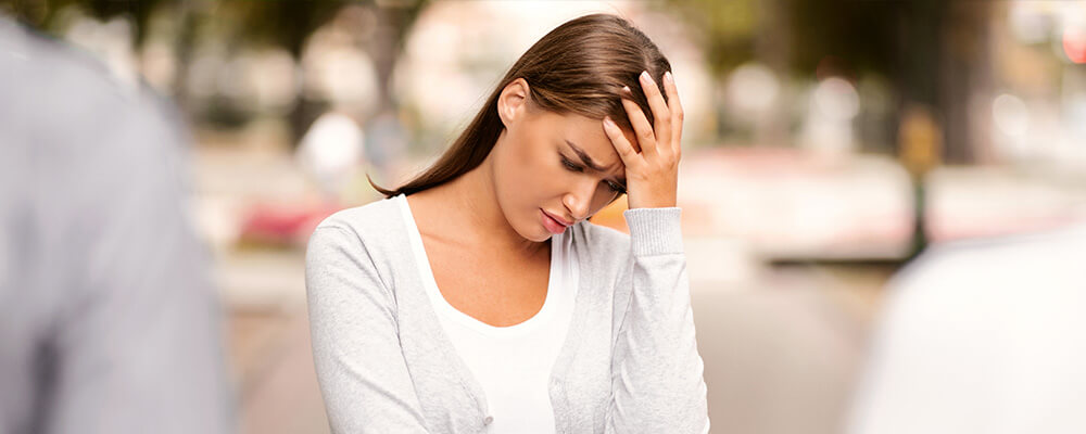 Mujer estresada con las manos en la cabeza