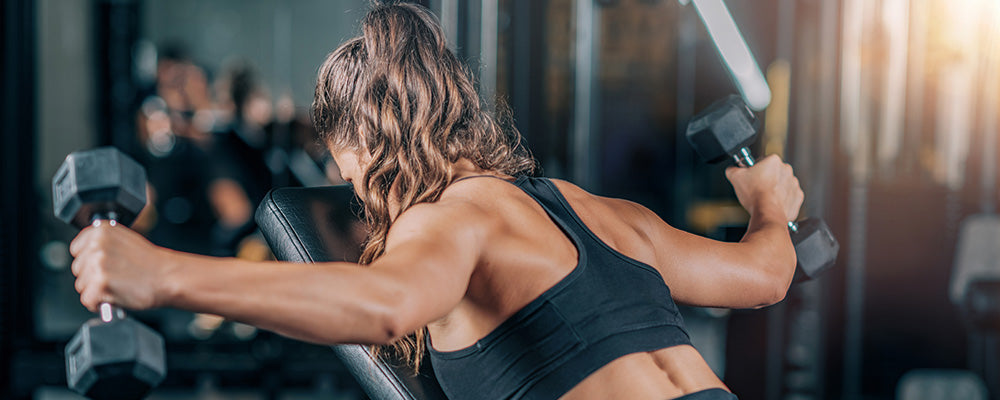 Mujer de espaldas entrenando 