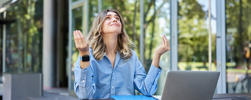 Mujer con pensamientos acelerados