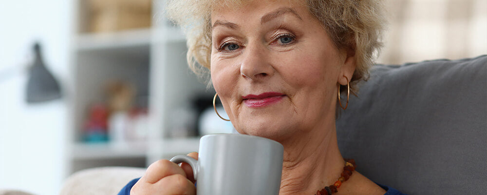 Mujer tomando una taza de té