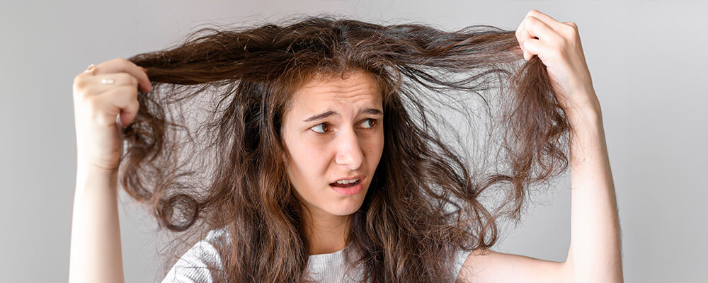 Mujer con cabello maltratado