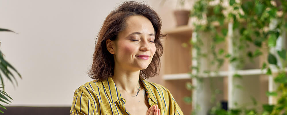 Mujer con ojos cerrados sonriendo