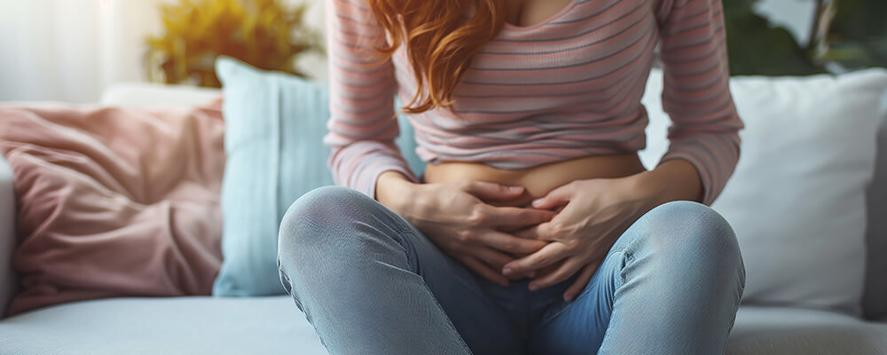 Mujer agarrándose la barriga inflamada