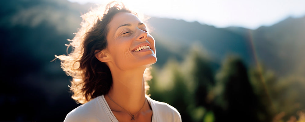 Mujer en un parque sonriendo