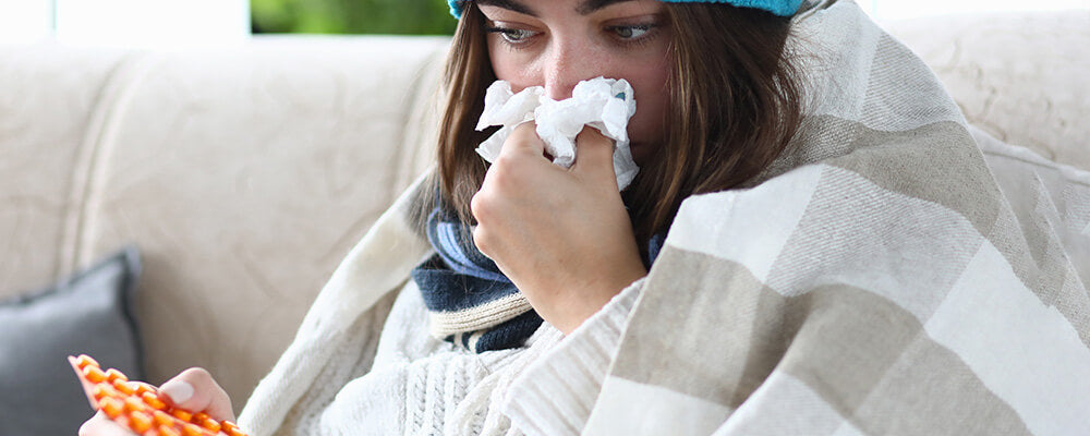 Mujer con síntomas de gripe