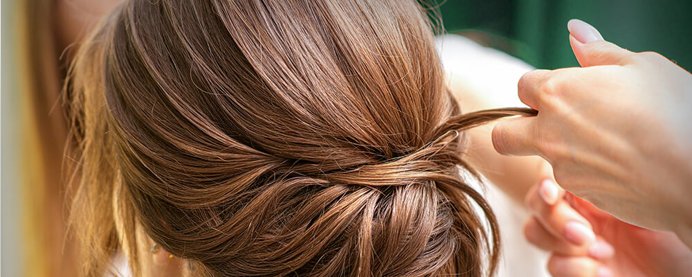 Mujer arreglándose el cabello bonito 